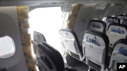 Bagian panel dari pesawat Boeing milik maskapai Alaska airlines yang terlepas dalam penerbangan. Foto diambil pada 7 Januari 2024. (Foto: NTSB via AP)