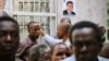 Les partisans du principal parti d'opposition mozambicain, la Renamo (Résistance nationale mozambicaine), à la veillée mortuaire de leur leader Afonso Dhlakama décédé deux jours plus tôt, Maputo, le 5 mai 2018.