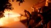 Miles de personas han sido evacuadas del extremo norte de Los Ángeles por un incendio forestal que se ha intensificado por los poderosos vientos de Santa Ana.