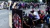 'Yan adawa sun fake a bayan wani allo yayin da suke artabu da 'yan sanda a lokacin boren nuna adawa da shirin shugaba Nicolas Maduro na kfa wata majalisa a birnin Caracas, ranar 22 ga watan Yuli 2017.