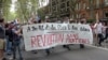 Para pengunjuk rasa membawa spanduk selama demonstrasi menentang pembatasan Perancis, termasuk izin kesehatan wajib di tengah pandemi COVID-19, di Toulouse, Perancis, 11 September 2021. (Foto: Shors-Zone Press via REUTERS)