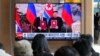 Лідер Північної Кореї Кім Чен Ин (праворуч) і президент Росії Володимир Путін у Пхеньяні, трансляція новин на залізничному вокзалі в Сеулі, Південна Корея, 12 листопада 2024 р. (AP/Ahn Young-joon)