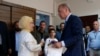 Recep Tayyip Erdogan, presidente de Turquía y líder del gobernante partido Justicia y Desarrollo (AKP por sus siglas en inglés), lleva su papeleta de votación hacia la urna en un puesto electoral en Estambul, el domingo 24 de junio de 2018. Turquía vota en una histórica doble elección presidencial y legislativa.