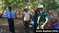 Mariano Nhongo (gravata) e elementos da sua Junta Militar