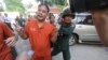 រូប​ឯកសារ៖ លោក ណៃ វង់ដា (ស្ដាំ) មន្រ្តី​ការពារ​សិទ្ធិ​មនុស្ស​សមាគម​អាដហុក​ ដែល​​ជាប់ឃុំ​ពាក់ព័ន្ធនឹង​ករណី​រឿង​អាស្រូវ​ផ្លូវ​ភេទ​អនុ​ប្រធាន​គណបក្ស​សង្រ្គោះ​ជាតិ​លោក កឹម សុខា ត្រូវ​សមត្ថកិច្ច​នាំ​ខ្លួន​ទៅ​តុលាការ​កំពូល​នៅ​រាជធានី​ភ្នំពេញ នៅ​ថ្ងៃ​ពុធ ទី២៣ ខែវិច្ឆិកា ឆ្នាំ២០១៦។ (ឡេង ឡែន/VOA) 