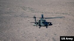 အမေရိကန်စစ်တပ် UH-60 Black Hawk ရဟတ်ယာဥ်က ဆီးရီးယားနိုင်ငံအရှေ့မြောက်ပိုင်းစစ်ဆင်းရေးမှာ အနိမ့်ပျံသန်းနေပုံ။ (အောက်တိုဘာ ၂၉၊ ၂၀၂၄) 