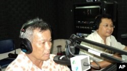From left to right: Mr. Sum Rithy, civil party complainant for case #002, and Mr. Lat Ky, tribunal monitor chief of ADHOC, on 'Hello VOA". 