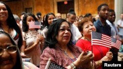 美国新移民在纽约曼哈顿公共图书馆参加入籍宣誓仪式。（2018年7月3日）