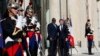 Shugaban kasar Faransa Emmanuel Macron (dama) tare da takwaran aikinsa Macky Salla na kasar Senegal yayin da ya kai wa Macron ziyara a fadar shugaban kasa ta Elysee dake Paris. Litinin Yuni 12, 2017. (AP Photo/Francois Mori)